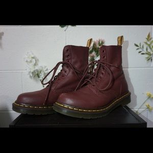 WOMENS DR. MARTENS SIZE 8